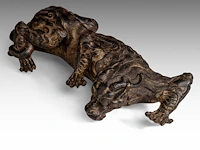 A fine japanese polychrome and gilt lacquered bronze okimono of a kirin, meiji period, l 26 - h 8,5 cm - afbeelding 3 van  9