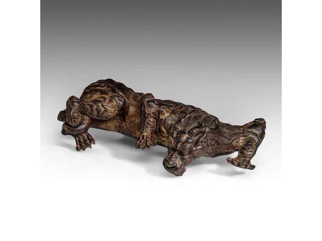 A fine japanese polychrome and gilt lacquered bronze okimono of a kirin, meiji period, l 26 - h 8,5 cm - afbeelding 4 van  9