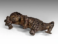 A fine japanese polychrome and gilt lacquered bronze okimono of a kirin, meiji period, l 26 - h 8,5 cm - afbeelding 4 van  9