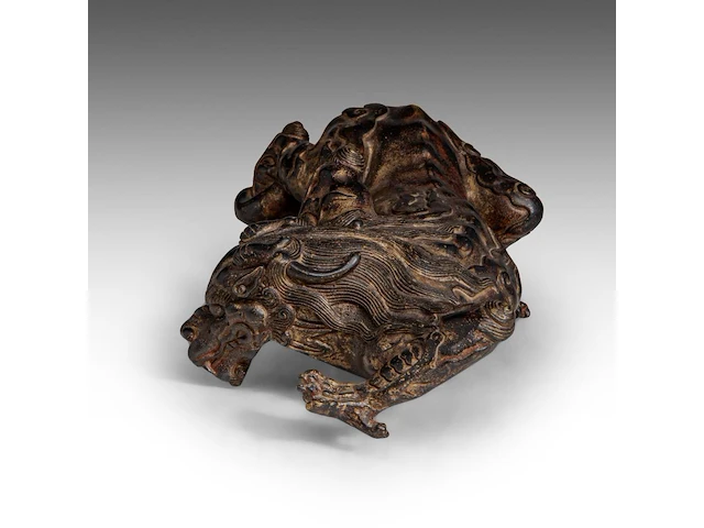 A fine japanese polychrome and gilt lacquered bronze okimono of a kirin, meiji period, l 26 - h 8,5 cm - afbeelding 5 van  9