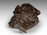 A fine japanese polychrome and gilt lacquered bronze okimono of a kirin, meiji period, l 26 - h 8,5 cm - afbeelding 5 van  9