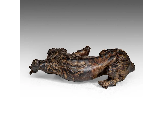 A fine japanese polychrome and gilt lacquered bronze okimono of a kirin, meiji period, l 26 - h 8,5 cm - afbeelding 6 van  9