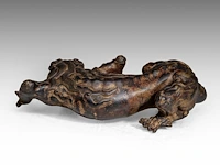 A fine japanese polychrome and gilt lacquered bronze okimono of a kirin, meiji period, l 26 - h 8,5 cm - afbeelding 6 van  9