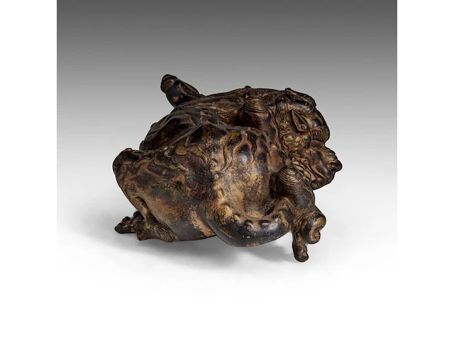 A fine japanese polychrome and gilt lacquered bronze okimono of a kirin, meiji period, l 26 - h 8,5 cm - afbeelding 7 van  9