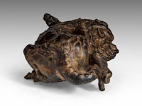 A fine japanese polychrome and gilt lacquered bronze okimono of a kirin, meiji period, l 26 - h 8,5 cm - afbeelding 7 van  9