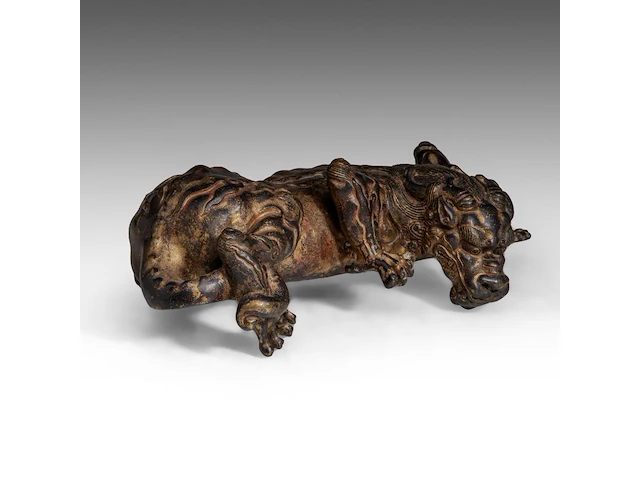 A fine japanese polychrome and gilt lacquered bronze okimono of a kirin, meiji period, l 26 - h 8,5 cm - afbeelding 8 van  9