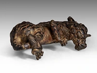 A fine japanese polychrome and gilt lacquered bronze okimono of a kirin, meiji period, l 26 - h 8,5 cm - afbeelding 8 van  9