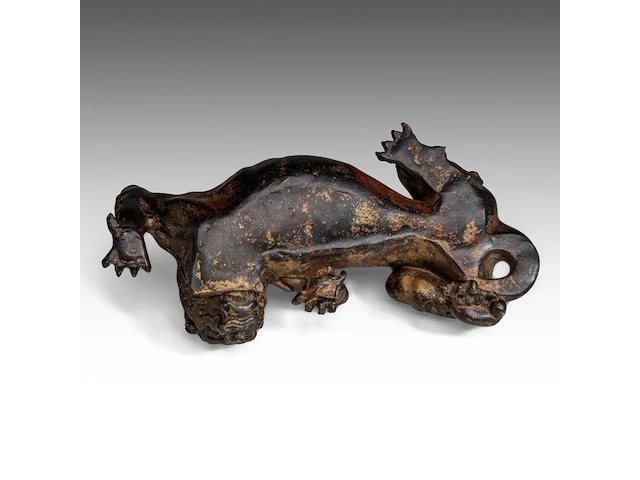 A fine japanese polychrome and gilt lacquered bronze okimono of a kirin, meiji period, l 26 - h 8,5 cm - afbeelding 9 van  9