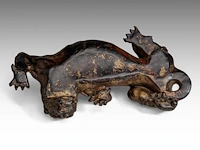 A fine japanese polychrome and gilt lacquered bronze okimono of a kirin, meiji period, l 26 - h 8,5 cm - afbeelding 9 van  9