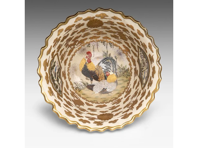 A fine japanese satsuma 'hen and cockerel' / 'one hundred cranes' punch bowl, artist mark to the bottom, late meiji, ø 40 - h 17,5 cm - afbeelding 1 van  6