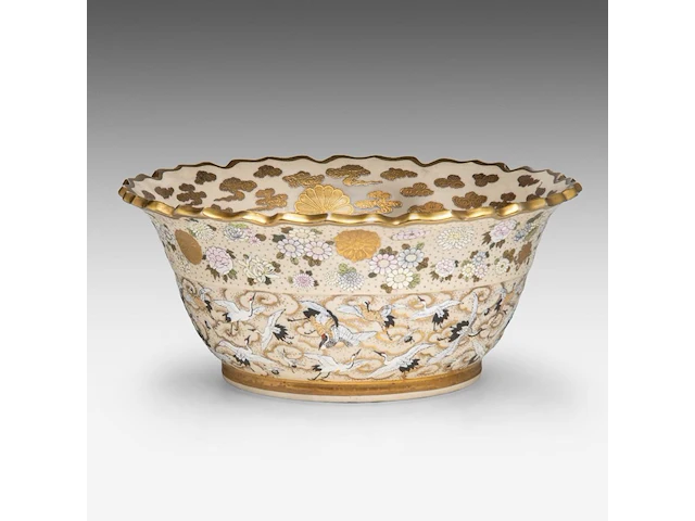 A fine japanese satsuma 'hen and cockerel' / 'one hundred cranes' punch bowl, artist mark to the bottom, late meiji, ø 40 - h 17,5 cm - afbeelding 2 van  6
