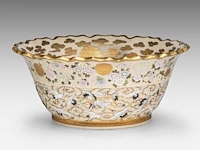 A fine japanese satsuma 'hen and cockerel' / 'one hundred cranes' punch bowl, artist mark to the bottom, late meiji, ø 40 - h 17,5 cm - afbeelding 2 van  6