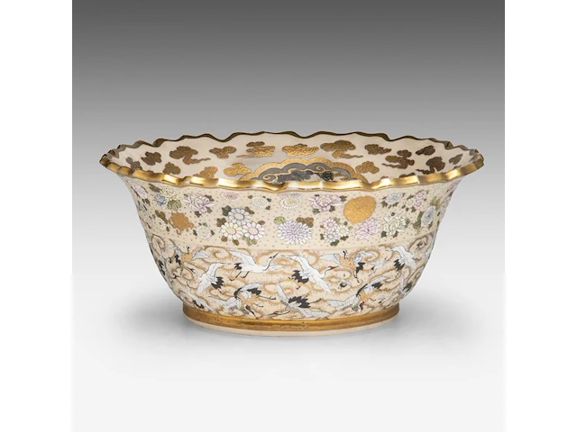 A fine japanese satsuma 'hen and cockerel' / 'one hundred cranes' punch bowl, artist mark to the bottom, late meiji, ø 40 - h 17,5 cm - afbeelding 3 van  6