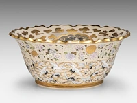 A fine japanese satsuma 'hen and cockerel' / 'one hundred cranes' punch bowl, artist mark to the bottom, late meiji, ø 40 - h 17,5 cm - afbeelding 3 van  6