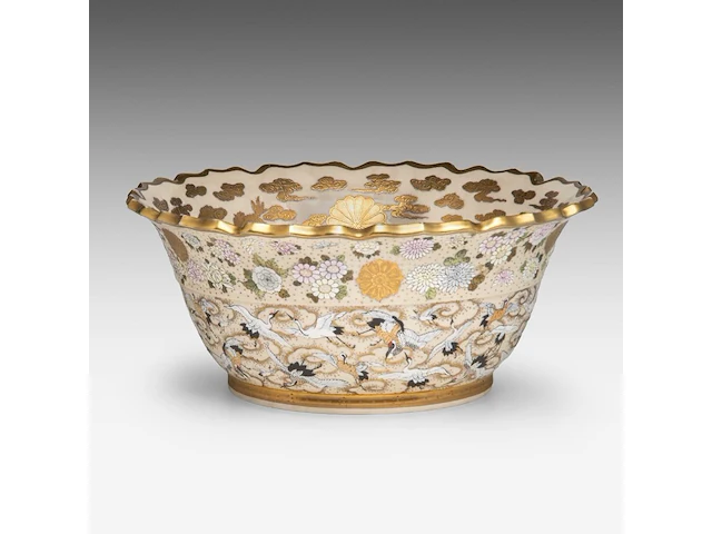 A fine japanese satsuma 'hen and cockerel' / 'one hundred cranes' punch bowl, artist mark to the bottom, late meiji, ø 40 - h 17,5 cm - afbeelding 4 van  6