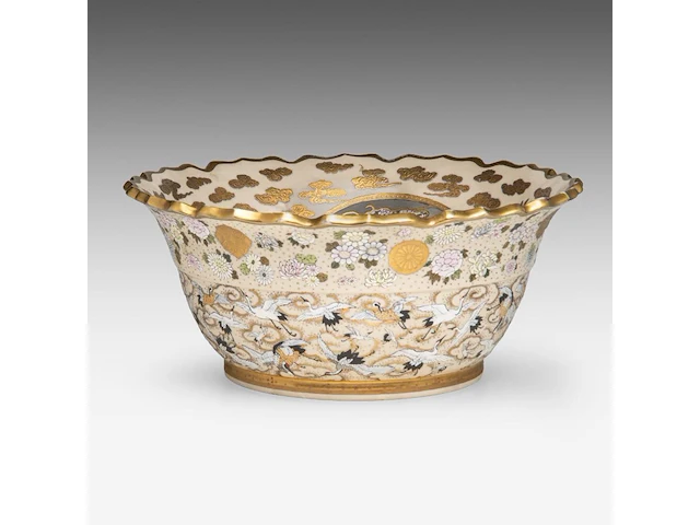 A fine japanese satsuma 'hen and cockerel' / 'one hundred cranes' punch bowl, artist mark to the bottom, late meiji, ø 40 - h 17,5 cm - afbeelding 5 van  6