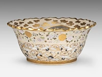 A fine japanese satsuma 'hen and cockerel' / 'one hundred cranes' punch bowl, artist mark to the bottom, late meiji, ø 40 - h 17,5 cm - afbeelding 5 van  6