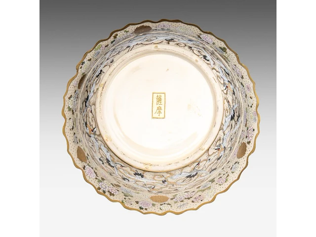 A fine japanese satsuma 'hen and cockerel' / 'one hundred cranes' punch bowl, artist mark to the bottom, late meiji, ø 40 - h 17,5 cm - afbeelding 6 van  6