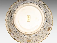 A fine japanese satsuma 'hen and cockerel' / 'one hundred cranes' punch bowl, artist mark to the bottom, late meiji, ø 40 - h 17,5 cm - afbeelding 6 van  6