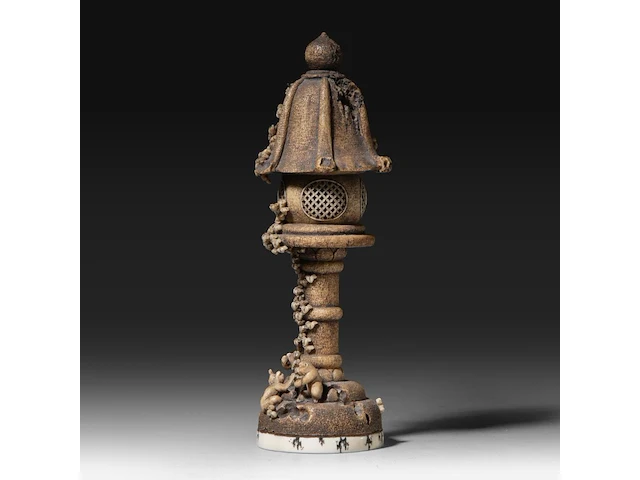 A fine japanese staghorn and ivory okimono of a lantern with monkeys and birds, signed, meiji period (1868-1912), h 16,5 cm - 180g (+) - afbeelding 2 van  6