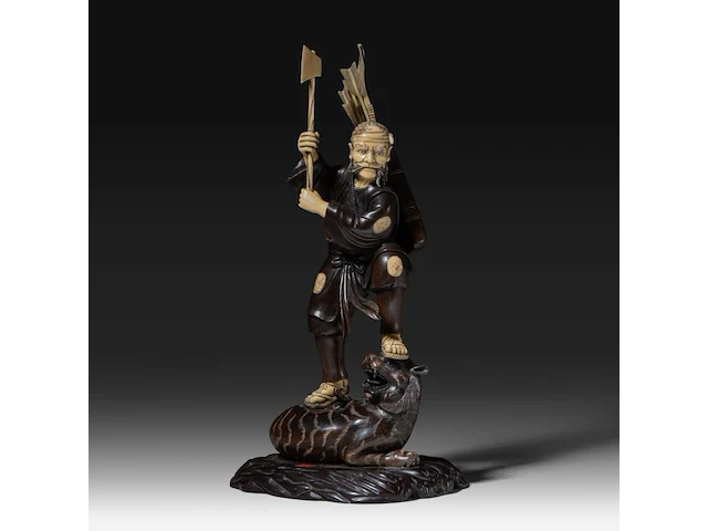 A fine japanese wood and walrus ivory okimono of a hunter fighting a tiger, signed, meiji period (1868-1912), h 31 cm (*) - afbeelding 1 van  8