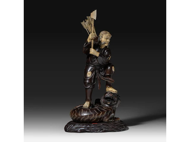 A fine japanese wood and walrus ivory okimono of a hunter fighting a tiger, signed, meiji period (1868-1912), h 31 cm (*) - afbeelding 2 van  8