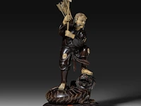 A fine japanese wood and walrus ivory okimono of a hunter fighting a tiger, signed, meiji period (1868-1912), h 31 cm (*) - afbeelding 2 van  8
