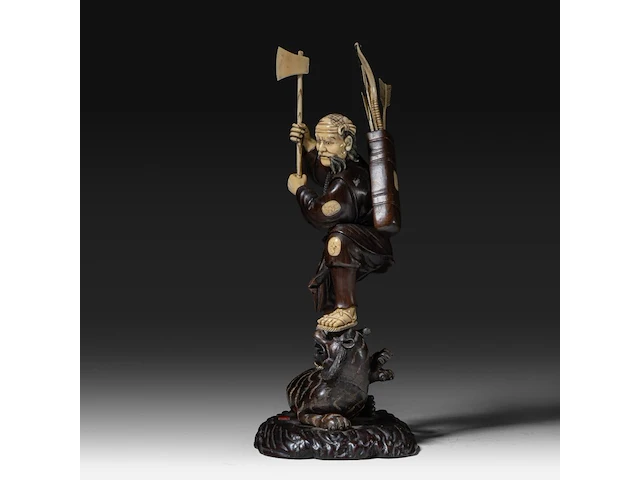 A fine japanese wood and walrus ivory okimono of a hunter fighting a tiger, signed, meiji period (1868-1912), h 31 cm (*) - afbeelding 3 van  8