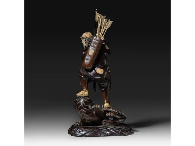 A fine japanese wood and walrus ivory okimono of a hunter fighting a tiger, signed, meiji period (1868-1912), h 31 cm (*) - afbeelding 4 van  8