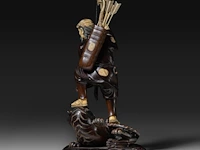 A fine japanese wood and walrus ivory okimono of a hunter fighting a tiger, signed, meiji period (1868-1912), h 31 cm (*) - afbeelding 4 van  8