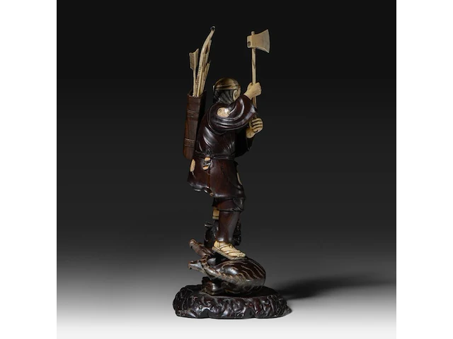 A fine japanese wood and walrus ivory okimono of a hunter fighting a tiger, signed, meiji period (1868-1912), h 31 cm (*) - afbeelding 5 van  8