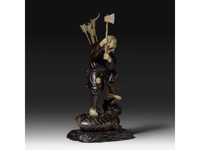 A fine japanese wood and walrus ivory okimono of a hunter fighting a tiger, signed, meiji period (1868-1912), h 31 cm (*) - afbeelding 6 van  8