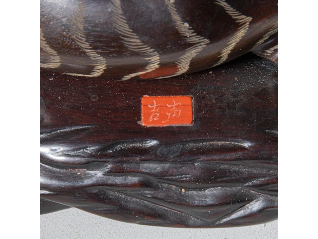 A fine japanese wood and walrus ivory okimono of a hunter fighting a tiger, signed, meiji period (1868-1912), h 31 cm (*) - afbeelding 7 van  8