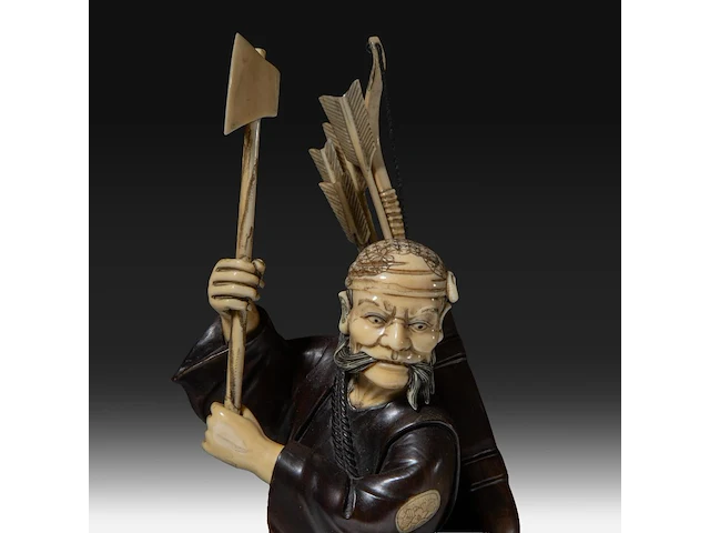 A fine japanese wood and walrus ivory okimono of a hunter fighting a tiger, signed, meiji period (1868-1912), h 31 cm (*) - afbeelding 8 van  8