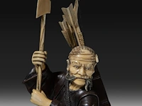 A fine japanese wood and walrus ivory okimono of a hunter fighting a tiger, signed, meiji period (1868-1912), h 31 cm (*) - afbeelding 8 van  8