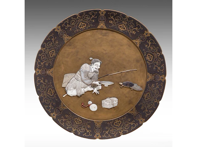A fine lacquered panel with shibayama inlay of ivory, mother-of-pearl and coloured bone, representing an immortal with a minogame, meiji period (1868-1912), ø 45 cm - ca. 1600g (+) - afbeelding 1 van  3