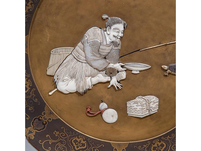 A fine lacquered panel with shibayama inlay of ivory, mother-of-pearl and coloured bone, representing an immortal with a minogame, meiji period (1868-1912), ø 45 cm - ca. 1600g (+) - afbeelding 3 van  3