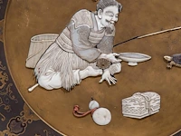 A fine lacquered panel with shibayama inlay of ivory, mother-of-pearl and coloured bone, representing an immortal with a minogame, meiji period (1868-1912), ø 45 cm - ca. 1600g (+) - afbeelding 3 van  3