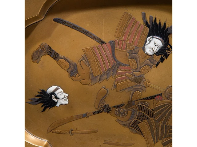 A fine lacquered panel with shibayama inlay of ivory, representing a samurai beheading another in combat, meiji period (1868-1912), h 45 cm - w 37 cm - ca. 1000g (+) - afbeelding 3 van  9