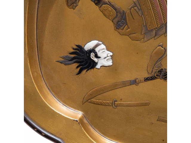 A fine lacquered panel with shibayama inlay of ivory, representing a samurai beheading another in combat, meiji period (1868-1912), h 45 cm - w 37 cm - ca. 1000g (+) - afbeelding 4 van  9
