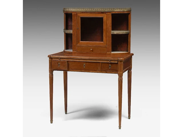 A fine louis xvi bonheur-du-jour, mahogany veneered with brass mounts and carrara marble 117 x 79 x 45.5 cm. (46.06 x 31.10 x 17.91 in.) - afbeelding 2 van  6