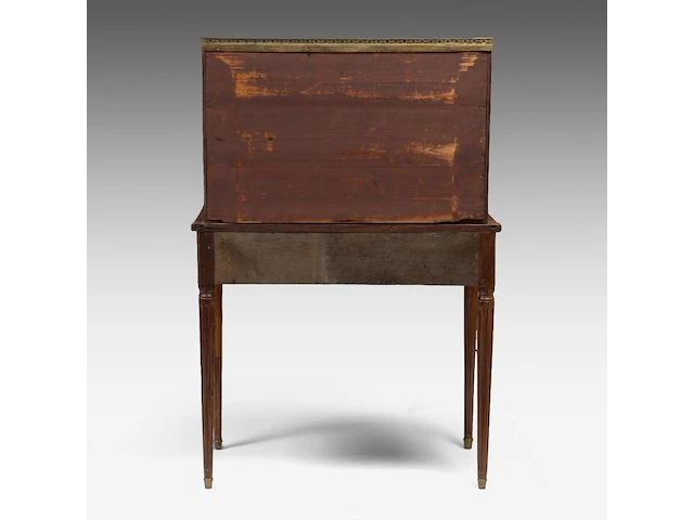 A fine louis xvi bonheur-du-jour, mahogany veneered with brass mounts and carrara marble 117 x 79 x 45.5 cm. (46.06 x 31.10 x 17.91 in.) - afbeelding 4 van  6