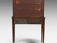 A fine louis xvi bonheur-du-jour, mahogany veneered with brass mounts and carrara marble 117 x 79 x 45.5 cm. (46.06 x 31.10 x 17.91 in.) - afbeelding 4 van  6