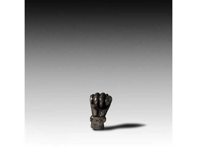 A fine miniature roman bronze fica hand 1.8 cm. (0.71 in.) - afbeelding 1 van  3