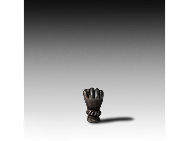 A fine miniature roman bronze fica hand 1.8 cm. (0.71 in.) - afbeelding 2 van  3