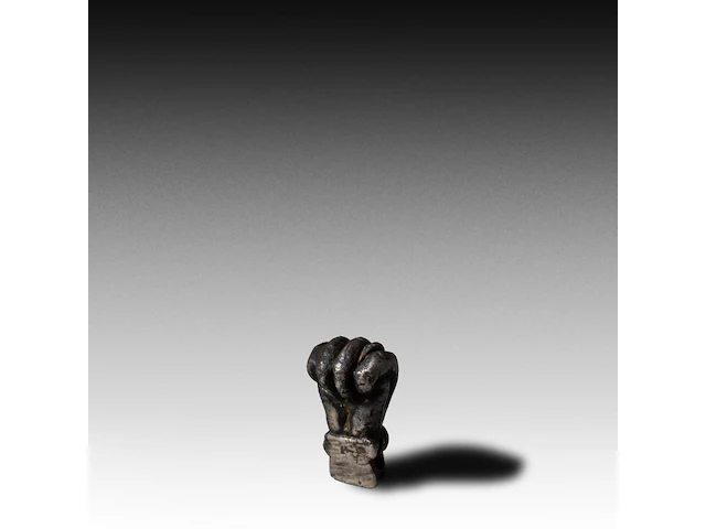 A fine miniature roman bronze fica hand 1.8 cm. (0.71 in.) - afbeelding 3 van  3