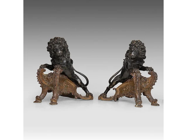 A fine pair of louis xv style painted bronze andirons with lions 32 cm. (12.59 in.) - afbeelding 1 van  7