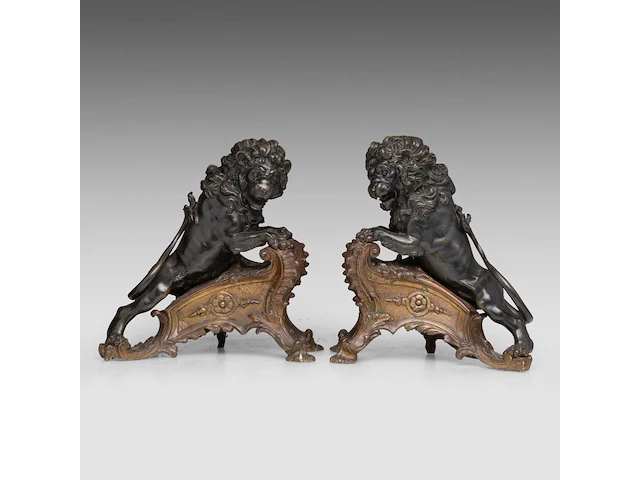 A fine pair of louis xv style painted bronze andirons with lions 32 cm. (12.59 in.) - afbeelding 2 van  7