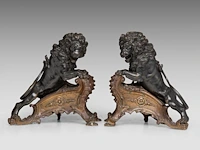 A fine pair of louis xv style painted bronze andirons with lions 32 cm. (12.59 in.) - afbeelding 2 van  7