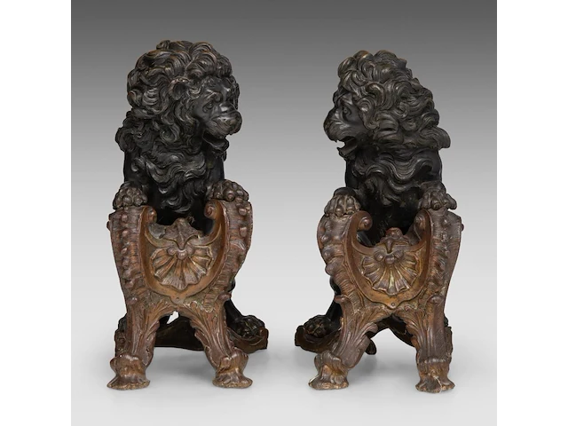 A fine pair of louis xv style painted bronze andirons with lions 32 cm. (12.59 in.) - afbeelding 3 van  7